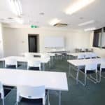 明るい会議室で会議～ヨガまで！